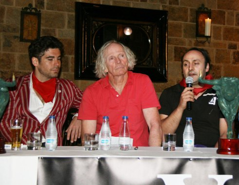 Alexander Fiske-Harrison, Larry Belcher and Dyango Veslaco in Café Oremvs (Photo: Mónica Rico)