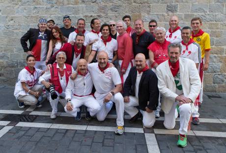Julen Madina, front and centre, in happier days, with me David Mora, Joe Distler and many other friends at the Pampona Runners' Breakfast (Photo ©John Kimmich - on Jim Hollander's camera - 2015)